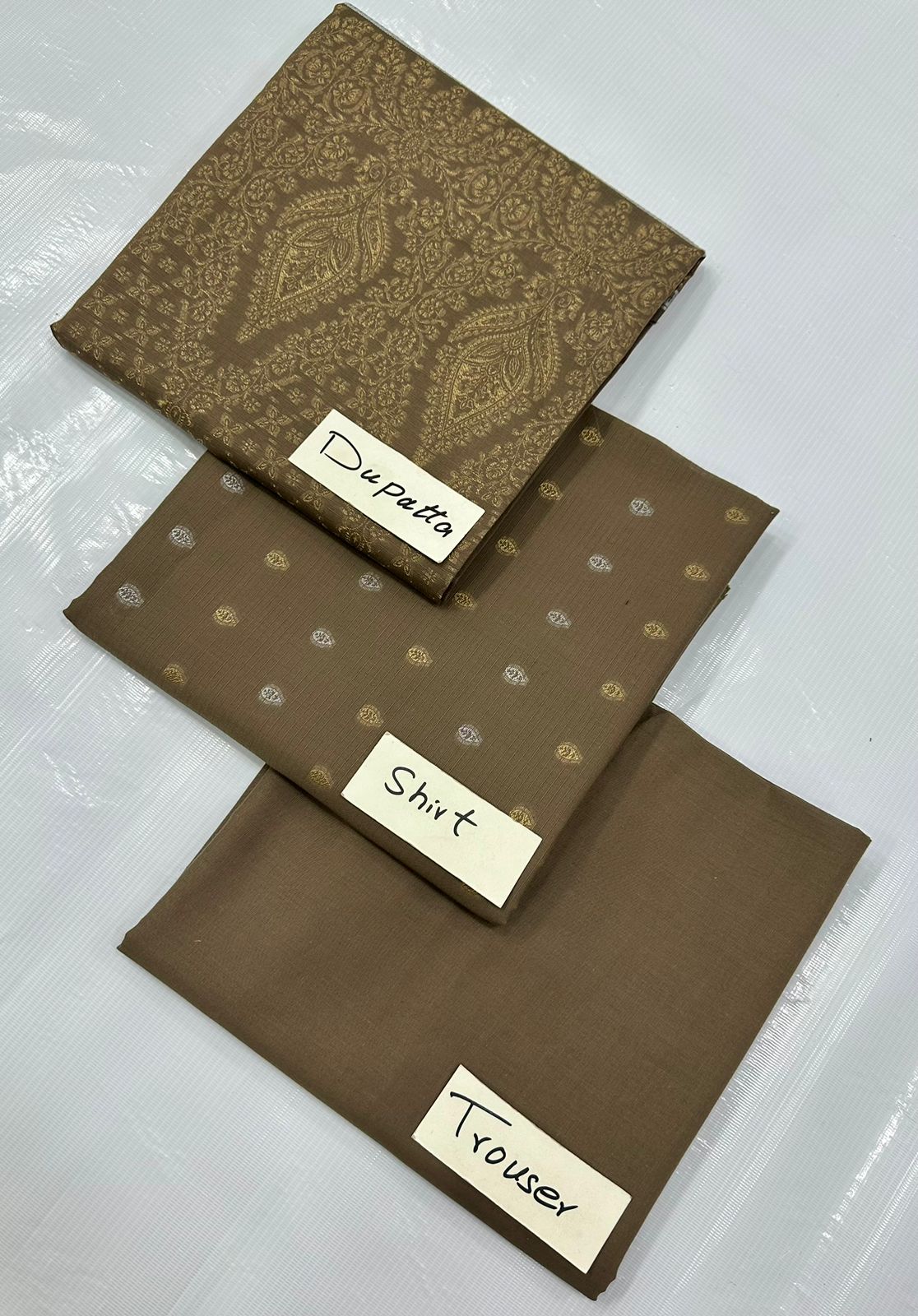 BONANZA SATRANGI LAWN
JACQUARD BAROSHA 2025 ΒΑΝΑ DURA (Set -Pack of 8 Suits ) Market Boy
