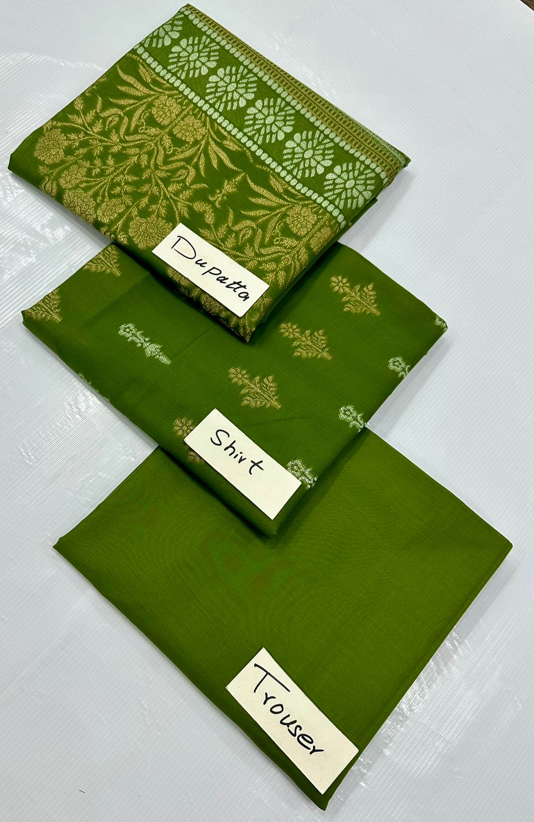 BONANZA SATRANGI LAWN
JACQUARD BAROSHA 2025 ΒΑΝΑ DURA (Set -Pack of 8 Suits ) Market Boy